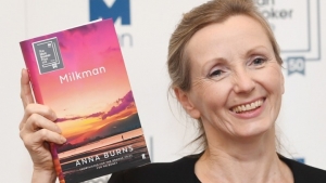 Η βορειοϊρλανδή Άννα Μπερνς κέρδισε με το μυθιστόρημά της «Milkman» το Man Booker Prize