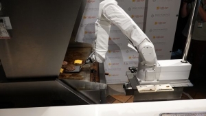 Ο «Φλίπι», το πρώτο στον κόσμο ρομπότ που ψήνει μπέργκερ, έπιασε δουλειά σε φαστ-φουντάδικο στην Καλιφόρνια