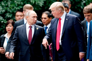 Το Κρεμλίνο ελπίζει η σημερινή συνάντηση κορυφής Πούτιν - Τραμπ να αποτελέσει ένα μικρό βήμα για την αποκλιμάκωση της «κρίσης στη διμερή σχέση»