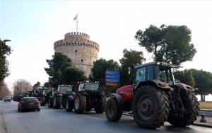 Θεσσαλονίκη: Στον Λευκό Πύργο με τρακτέρ και αγροτικά οχήματα αγρότες από τα μπλόκα των Μαλγάρων και Κουλούρας