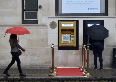 Βρετανία: Το πρώτο ATM στον κόσμο έγινε χρυσό για να γιορτάσει τα 50 του χρόνια