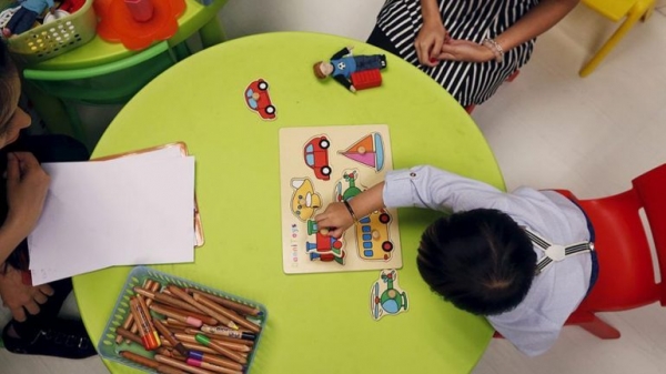 Τα παιδάκια που πάνε σε παιδικό σταθμό αντί να μένουν στο σπίτι, έχουν περισσότερες κοινωνικές δεξιότητες και καλύτερη συμπεριφορά