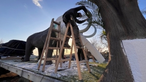 Ο αρχιμάστορας των αρμάτων στον Πολύγυρο Χαλκιδικής - Φέτος «κλωνοποιεί» τα μαμούθ