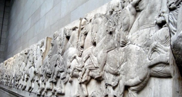 Independent: Η Ελλάδα ζητεί την επιστροφή των μαρμάρων του Παρθενώνα, στοχεύοντας στην καταπολέμηση της ανόδου του φασισμού στην Ευρώπη