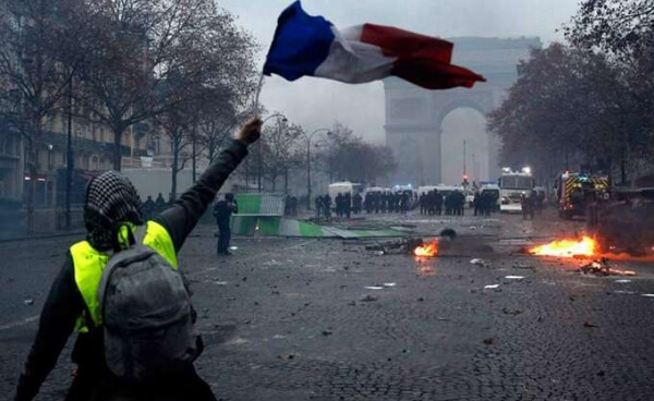 Γαλλία-κίτρινα γιλέκα: Συμπλοκές στο Παρίσι, αποκλεισμοί δρόμων σε όλη τη χώρα