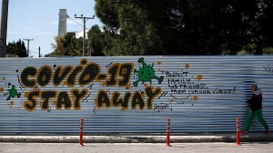 Guardian: Πώς η Ελλάδα κερδίζει τη μάχη του κορωνοϊού