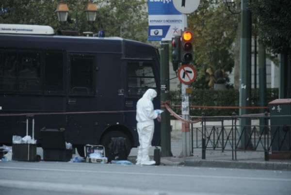 Επίθεση με χειροβομβίδα στη Γαλλική Πρεσβεία