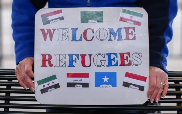 Αντιδρώντας στο διάταγμα Τραμπ κατά της μετανάστευσης από μουσουλμανικές χώρες, οι εταιρείες Airbnb και Starbucks θα προσφέρουν εργασία και στέγαση σε χιλιάδες πρόσφυγες