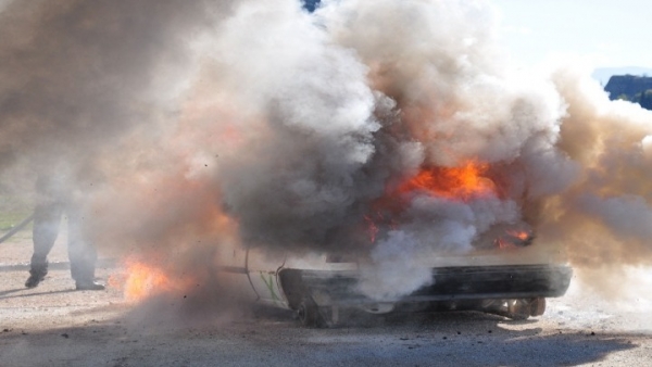 Στις φλόγες τυλίχτηκε αυτοκίνητο εν κινήσει