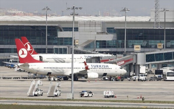 Δεκάδες άνθρωποι εμποδίστηκαν να ταξιδέψουν στις ΗΠΑ από το αεροδρόμιο Ατατούρκ μετά την απαγόρευση που επέβαλε ο  πρόεδρος Τραμπ