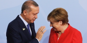 Η Άγκυρα επικρίνει την Μέρκελ και λέει πως το Βερολίνο δεν μπορεί να υπαγορεύει την πολιτική της ΕΕ