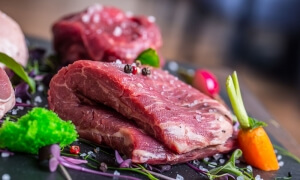 Το πολύ κόκκινο κρέας αυξάνει τον κίνδυνο θανάτου από εννέα παθήσεις, ενώ το λευκό κρέας τον μειώνει