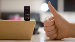 Το μικρότερο κινητό τηλέφωνο του κόσμου έχει μέγεθος αντίχειρα