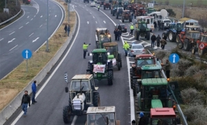 Λάρισα: Έκλεισαν και τα δύο ρεύματα της Εθνικής οδού Αθηνών – Θεσσαλονίκης οι αγρότες του μπλόκου της Νίκαιας