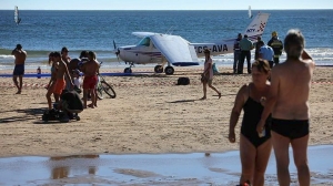 Δύο άνθρωποι σκοτώθηκαν όταν αεροσκάφος έκανε αναγκαστική προσγείωση σε παραλία στη Λισαβόνα