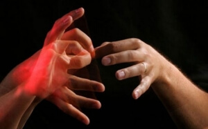 Σε πρώτη φάση ανάπτυξης το “έξυπνο” γάντι που δημιούργησαν Έλληνες μηχανικοί και μπορεί να μεταφράσει τη νοηματική γλώσσα σε φωνή