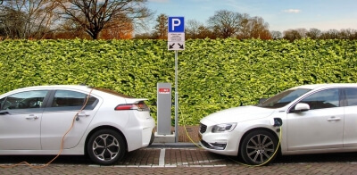 Το πλάνο των κατασκευαστών για την επόμενη φάση είναι τα καινούρια αυτοκίνητα να «μπαίνουν στην πρίζα»