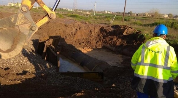 Οι εργαζόμενοι για τη βλάβη στον αγωγό νερού που προκάλεσε διακοπή υδροδότησης επί μέρες