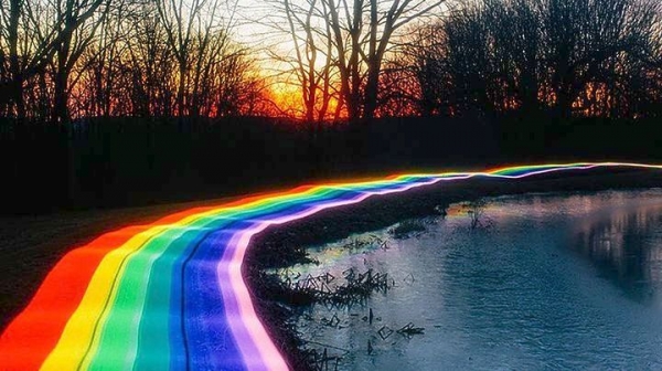 Ένα ουράνιο τόξο ελίσσεται στο έδαφος