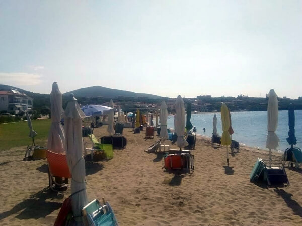 Ο Δήμος Πολυγύρου απομακρύνει παράνομα τοποθετημένες στον αιγιαλό ομπρέλες και ξαπλώστρες
