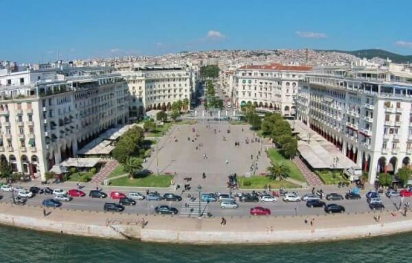 Σε γήπεδο ποδοσφαίρου για κορίτσια "μεταμορφώνεται" η πλατεία Αριστοτέλους
