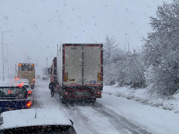 Με δυσκολία διεξάγεται εν μέσω της κακοκαιρίας “Σοφία” η κυκλοφορία των οχημάτων στο νομό Θεσσαλονίκης