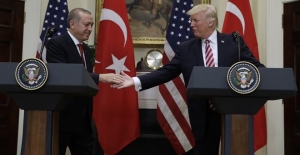 Στο πρώτο τους τετ-α-τετ, Τραμπ και Ερντογάν φρόντισαν να τονίσουν την φιλία των χωρών τους αποφεύγοντας τα θέματα που δημιουργούν ένταση