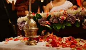 Η ελληνική φύση στολίζει με τα λουλούδια της τον Επιτάφιο