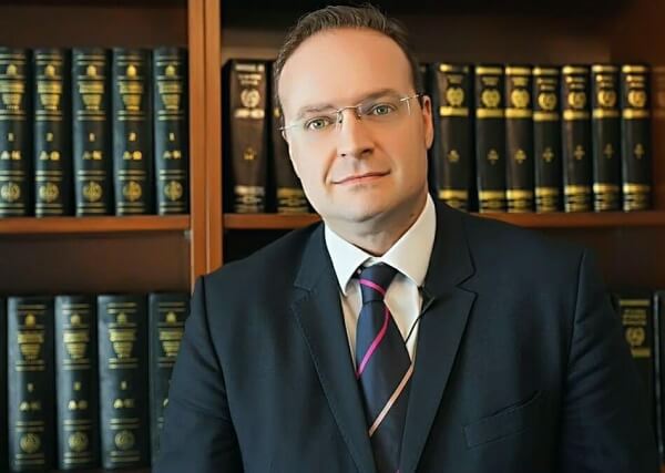 Η επίθεση στους Θεσμούς δηλητηριάζει την κοινωνία
