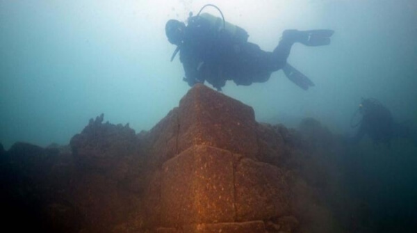 Τουρκία: Δύτες και ερευνητές ανακάλυψαν ένα χαμένο κάστρο 3.000 ετών στο βυθό της λίμνης Βαν