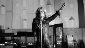 Η Κέιτ Μος ντυμένη Έλβις Πρίσλεϊ στο μουσικό βίντεο για το “The Wonder of You”