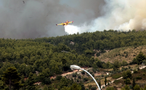 Ισχυρές επίγειες και εναέριες πυροσβεστικές δυνάμεις επιχειρούν στην Ηλεία