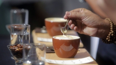 Μικρότερος ο κίνδυνος εγκεφαλικού και άνοιας για όσους πίνουν συχνά καφέ και τσάι