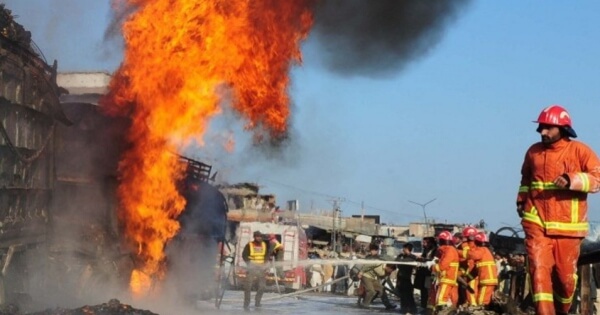 Στους 153 οι νεκροί από την πυρκαγιά σε βυτιοφόρο καυσίμων στο Πακιστάν