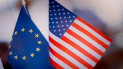 FT: Οι ΗΠΑ πιέζουν την ΕΕ να μειώσει μονομερώς τους δασμούς της
