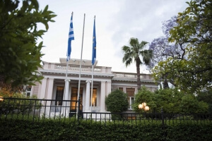 Αμεση επιστροφή των δύο Ελλήνων στρατιωτικών, χωρίς απαράδεκτους συμψηφισμούς και προϋποθέσεις, λέει το Μέγαρο Μαξίμου