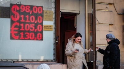 Η ρωσική οικονομία πλήττεται από ομοβροντία κυρώσεων