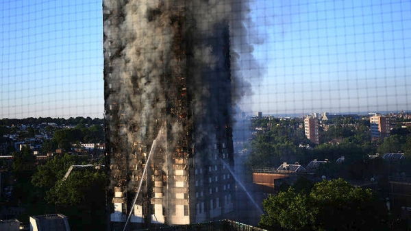 Φλέγεται ουρανοξύστης στο Λονδίνο