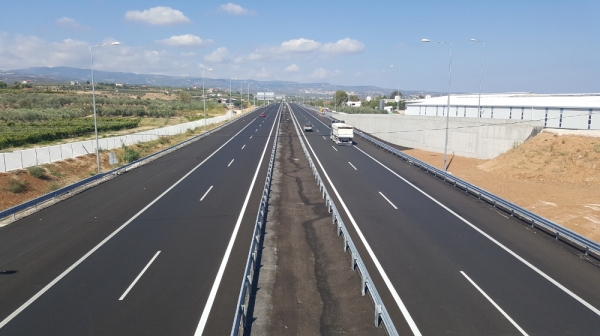 Τον Ιούνιο παραδίδεται το νέο τμήμα του οδικού άξονα Θεσσαλονίκης-Μουδανιών. Τι ισχύει για το τελευταίο χιλιόμετρο πριν από τη Γέφυρα της Ποτίδαιας
