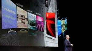 LG: Νέα "έξυπνη" τηλεόραση που τυλίγεται και ξετυλίγεται σαν ρολό από τη βάση της