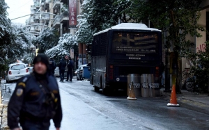 Ένοπλη επίθεση κατά αστυνομικών στα γραφεία του ΠΑΣΟΚ με έναν τραυματία