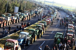Λάρισα: Οξύνουν τη στάση τους οι αγρότες της Νίκαιας, βγάζοντας τα τρακτέρ στη κεντρική πλατεία της πόλης