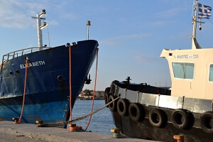 Παρελθόν θα αποτελεί σύντομα το πλοίο «Ελίζαμπεθ»- Ξεκίνησε η διάλυση και απομάκρυνσή του από το λιμάνι των Ν. Μουδανιών