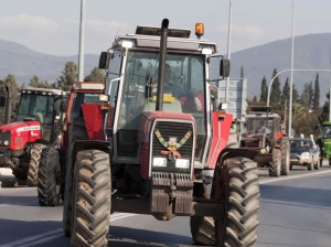 Κλειστή η εθνική οδός Σερρών – Θεσσαλονίκης. Αγρότες επιχειρούν ξανά για τον Προμαχώνα