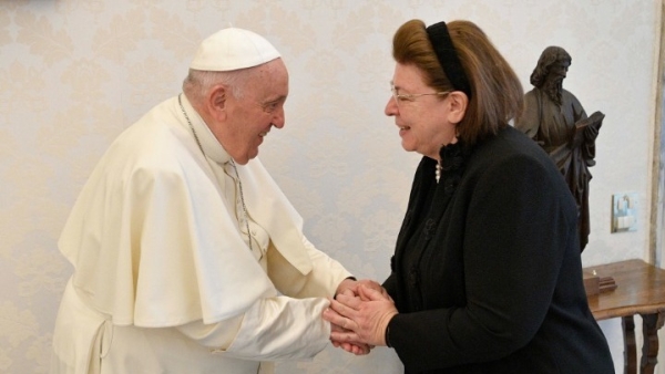 Με πάπα Φραγκίσκο συναντήθηκε η Λ. Μενδώνη - Του επέδωσε επιστολή του πρωθυπουργού
