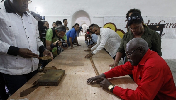 Ένα πούρο 90μέτρων για τα 90στα γενέθλια του Φιντέλ Κάστρο