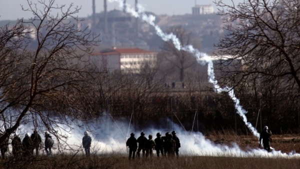 Συνεχίζονται οι ρίψεις χημικών από το τουρκικό έδαφος, στο τελωνείο των Καστανεών