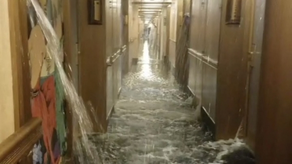 Επιβάτες κρουαζιερόπλοιου έζησαν σκηνές Τιτανικού όταν πλημμύρισαν 50 καμπίνες