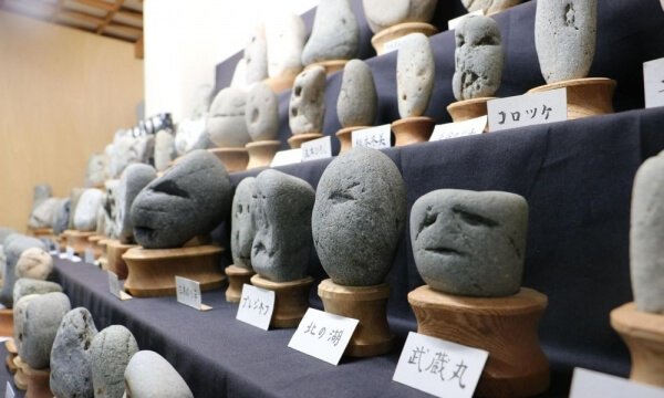 Πέτρες που μοιάζουν με διάσημες προσωπικότητες σε μουσείο της Ιαπωνίας