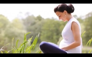 Οι γυναίκες που αργούν να κάνουν το πρώτο παιδί τους, έχουν μεγαλύτερη πιθανότητα να ζήσουν μετά τα 90